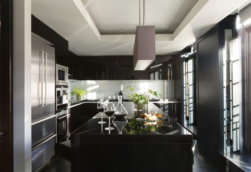 غرفة دور أخير, Grosvenor House Suites