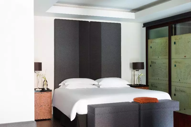 スタンダードスタジオ, Grosvenor House Suites