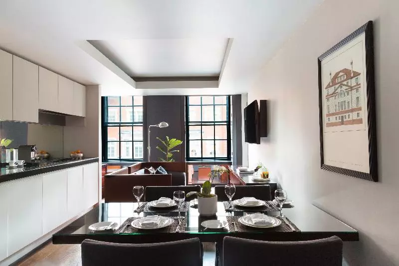 スタンダードスタジオ, Grosvenor House Suites