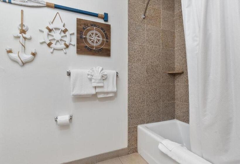 غرفة عائلية مطلّة علي البحر, Beach House Inn & Suites