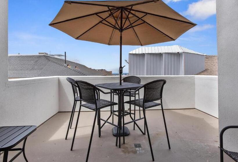 غرفة عائلية مطلّة علي البحر, Beach House Inn & Suites