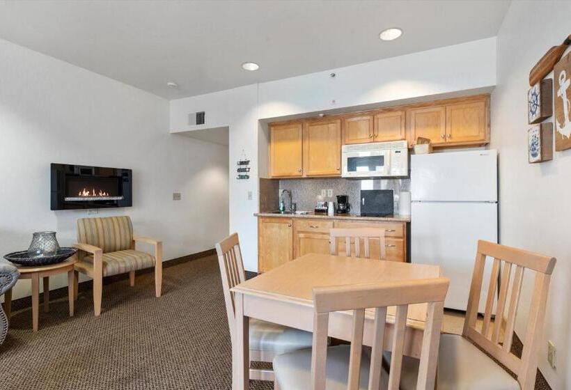 غرفة عائلية مطلّة علي البحر, Beach House Inn & Suites