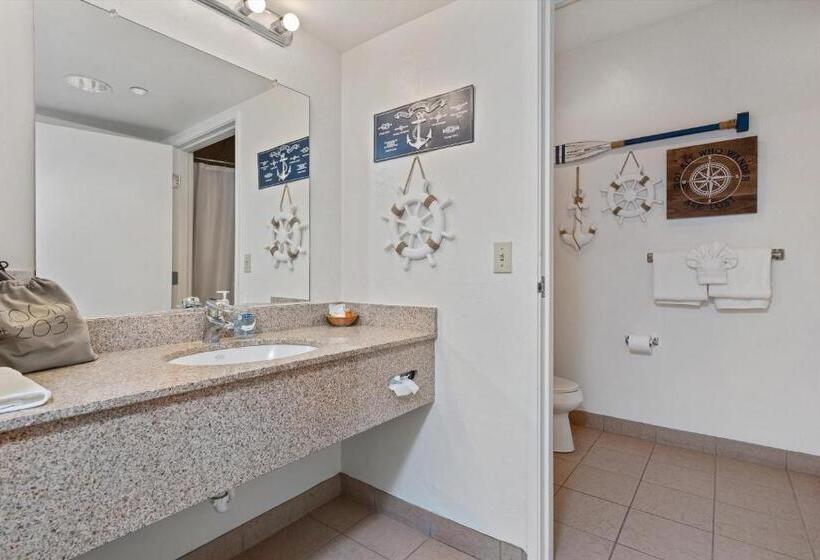 غرفة عائلية مطلّة علي البحر, Beach House Inn & Suites