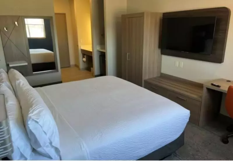キングサイズベッドのスタンダードルーム, Holiday Inn Express Wichita North   Park City By Ihg