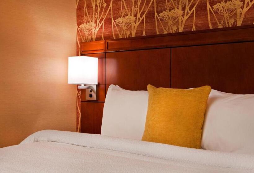 מיטת קינג בסוויטה, Courtyard By Marriott Syracuse Downtown At Armory Square