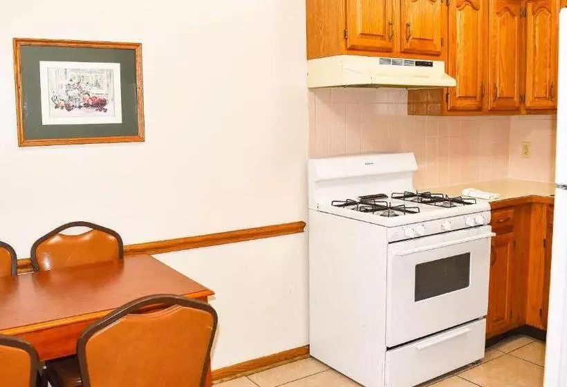 キングサイズベッドのスイートルーム, Magnuson Hotel Extended Stay Canton Ohio