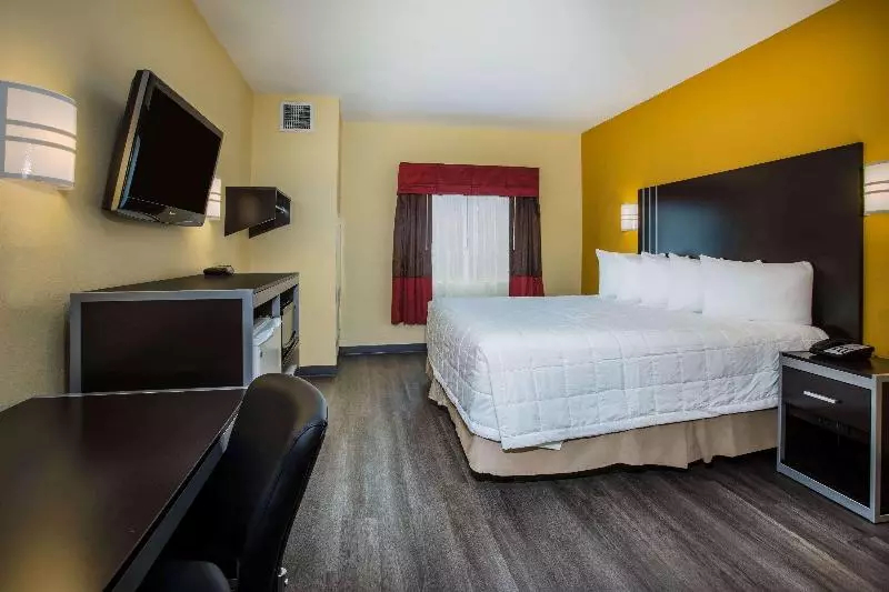 キングサイズベッドのスタンダードルーム, Days Inn & Suites By Wyndham Augusta Near Fort Eisenhower