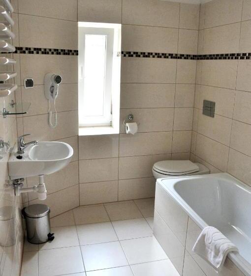 شقة غرفة واحدة, Leone Apart