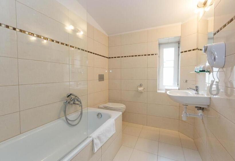 غرفة قياسية رباعية, Leone Apart