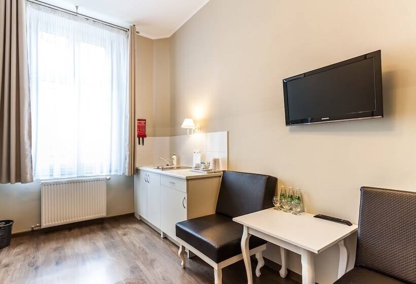 غرفة قياسية رباعية, Leone Apart