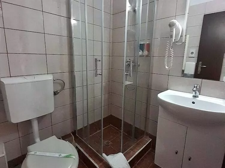 Standard-huone, Alexis