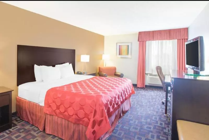 キングサイズベッドのデラックスルーム, Ramada By Wyndham Tulsa