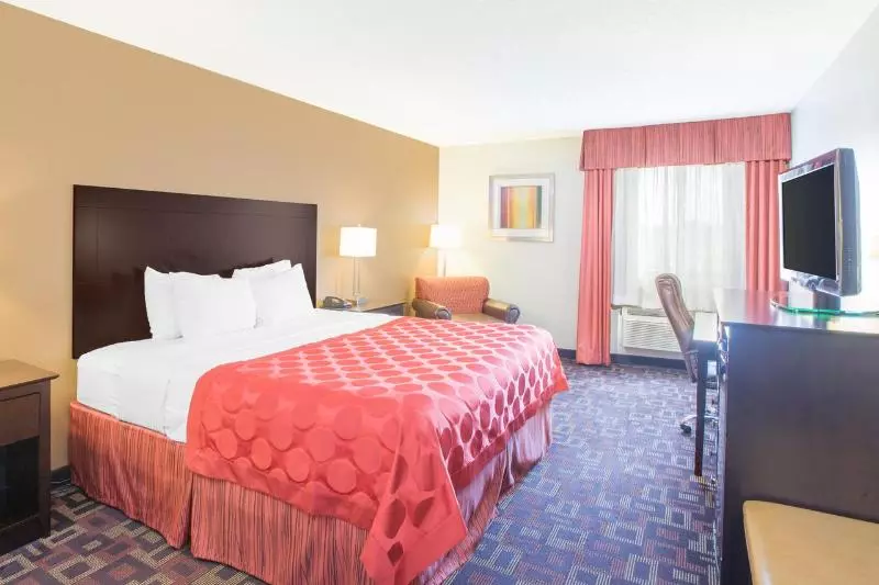 キングサイズベッドのスタンダードルーム, Ramada By Wyndham Tulsa