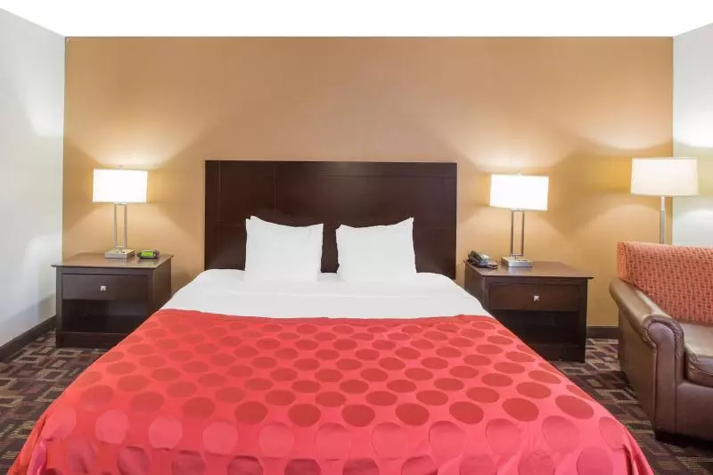 キングサイズベッドのスタンダードルーム, Ramada By Wyndham Tulsa