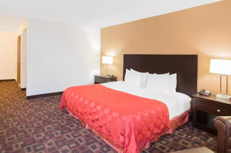 キングサイズベッドのスタンダードルーム, Ramada By Wyndham Tulsa