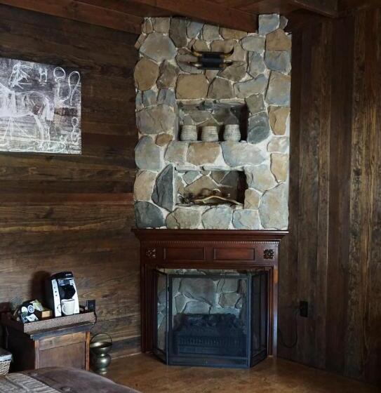 小室, The Litchfield Inn