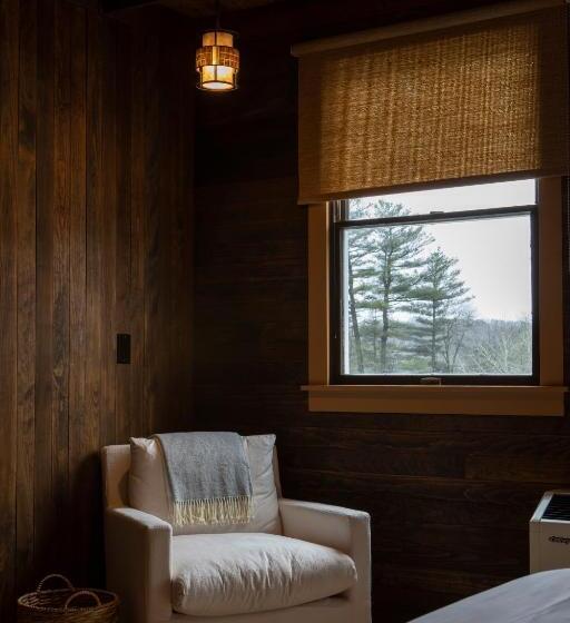 小室, The Litchfield Inn