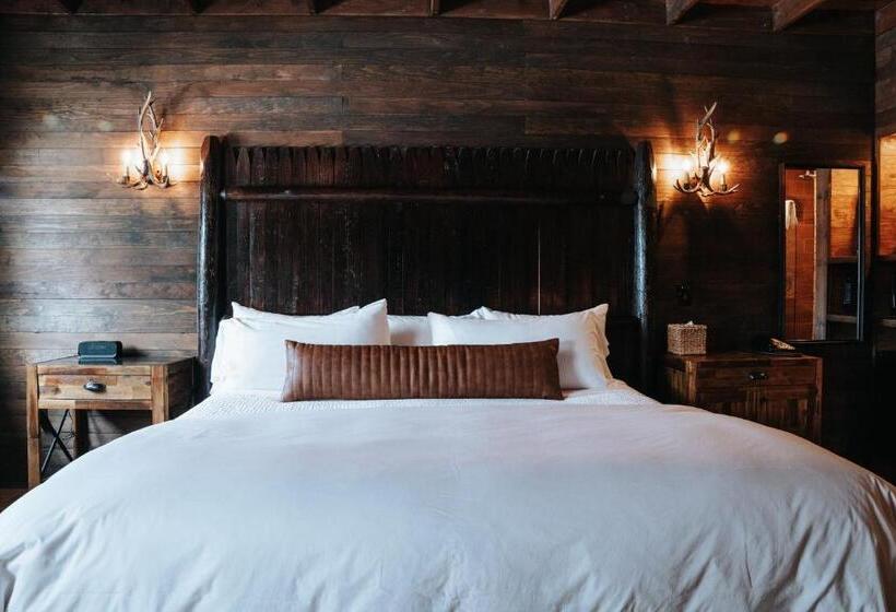 小室, The Litchfield Inn