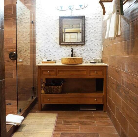 小室, The Litchfield Inn