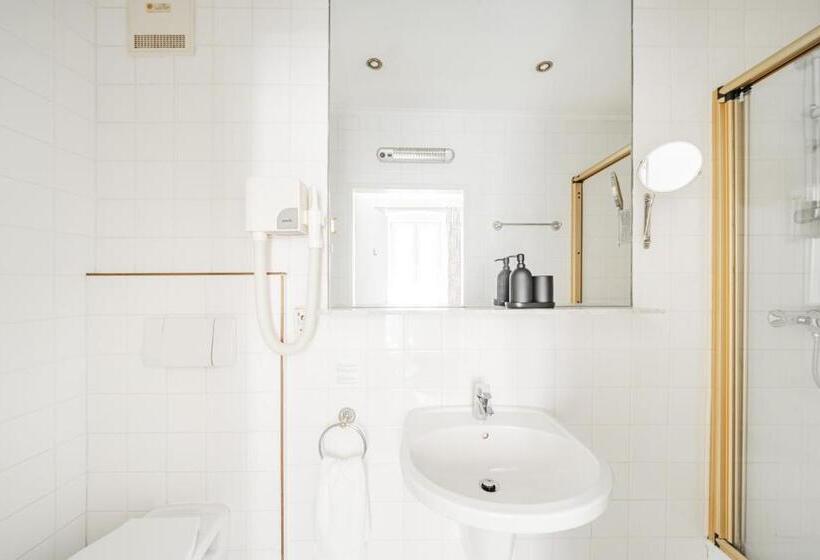 اتاق استاندارد یک نفره, Self Check In Hotel Adlon