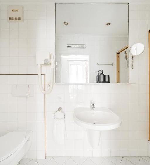 اتاق استاندارد یک نفره, Self Check In Hotel Adlon