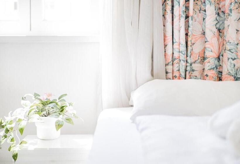 اتاق استاندارد یک نفره, Self Check In Hotel Adlon