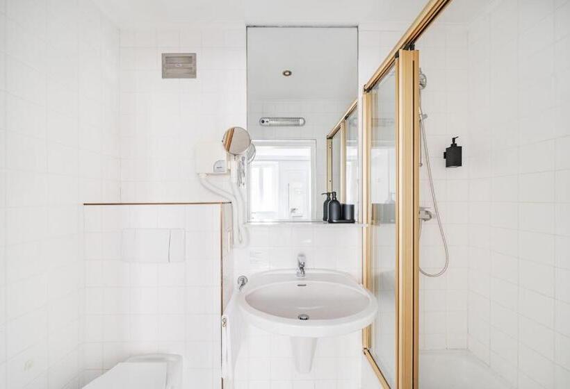 اتاق استاندارد برای معلولان, Self Check In Hotel Adlon