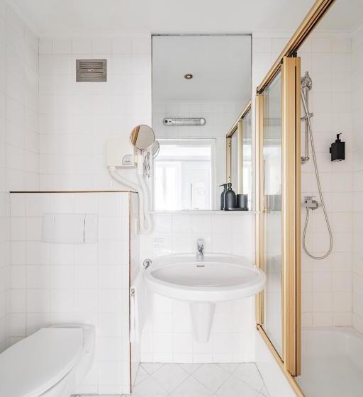 اتاق استاندارد برای معلولان, Self Check In Hotel Adlon