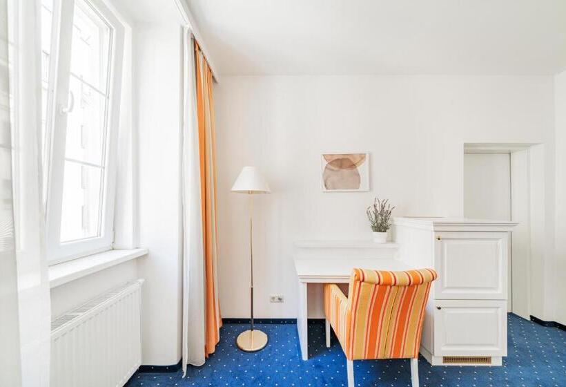 اتاق لوکس, Self Check In Hotel Adlon