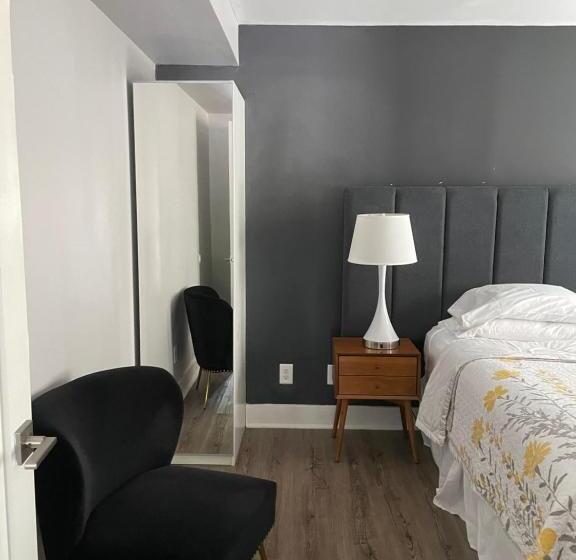 מיטת קינג בסוויטה, Blue Star Motel