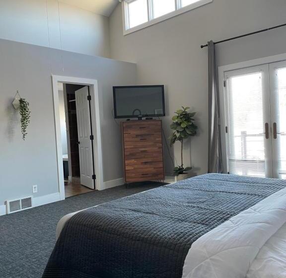 דירת שני חדרים, Blue Star Motel