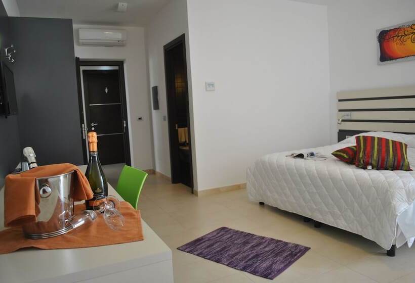 标准三人间, Althea Palace