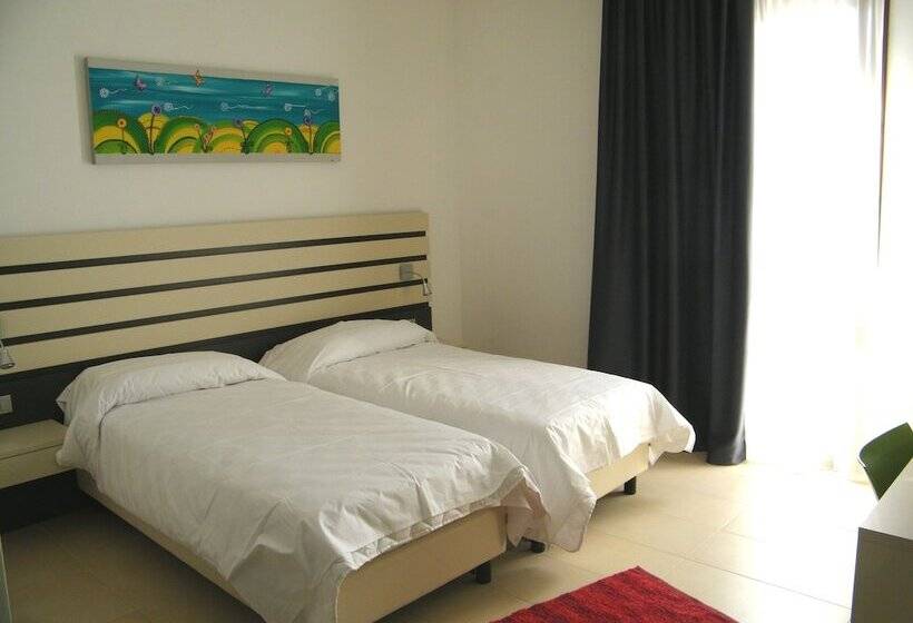 标准三人间, Althea Palace