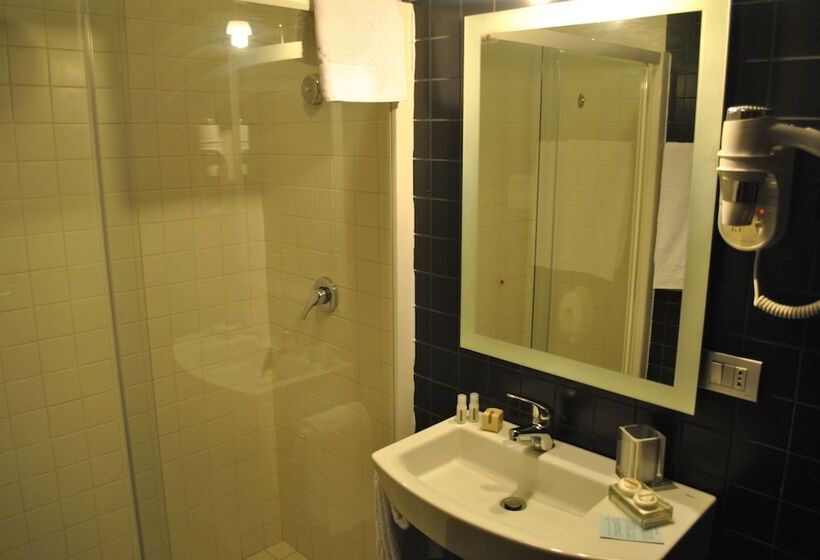 四人标准间, Althea Palace