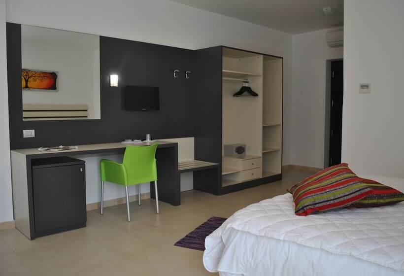 四人标准间, Althea Palace