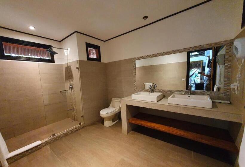 بنجلو قياسى, Cariblue Beach and Jungle Resort