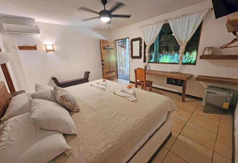 غرفة قياسية سرير كينج, Cariblue Beach and Jungle Resort