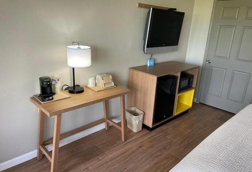 带大床的标准间, Days Inn By Wyndham Valdosta/near Valdosta Mall