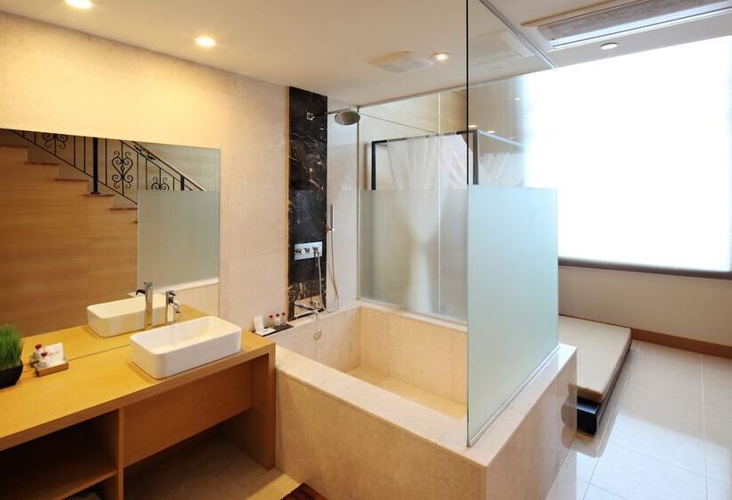 スイート, The One Boutique