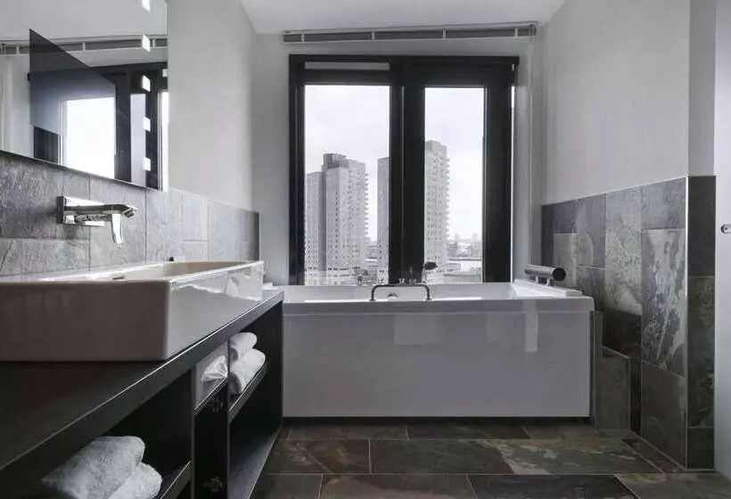 Standard Kolmen Hengen Huone, Mainport Hotel Rotterdam, A Hilton Affiliate