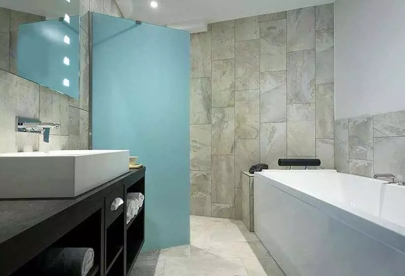 Standard Kolmen Hengen Huone, Mainport Hotel Rotterdam, A Hilton Affiliate