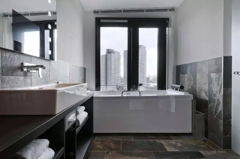 Standard Kolmen Hengen Huone, Mainport Hotel Rotterdam, A Hilton Affiliate