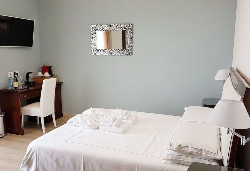 חדר דלוקס עם נוף להרים, Villa Bellavista Alba