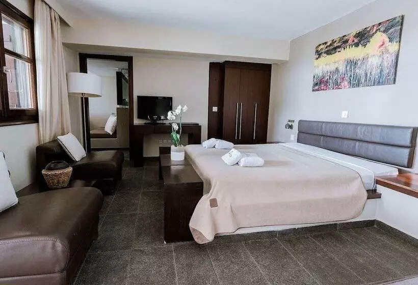 سوییت اجرایی, 12 Months Resort & Spa