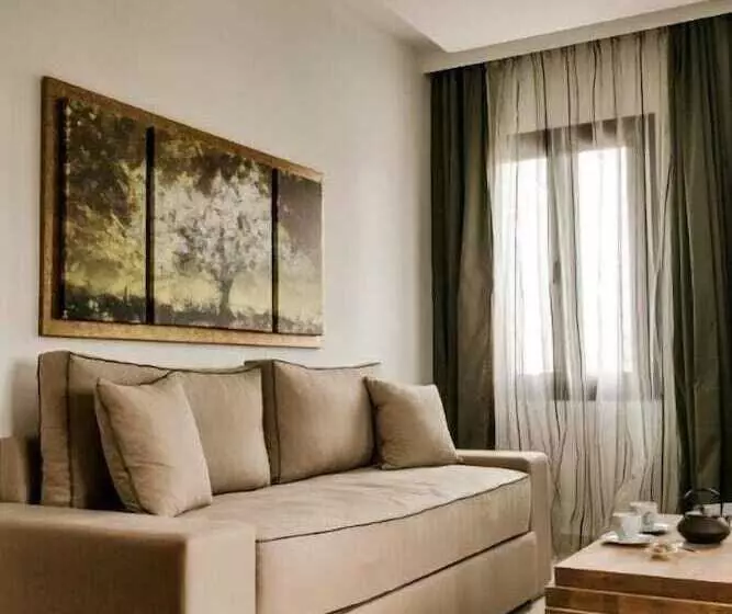 سوییت جونیور, 12 Months Resort & Spa
