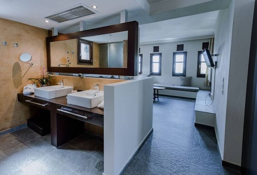 디럭스 스위트, 12 Months Resort & Spa