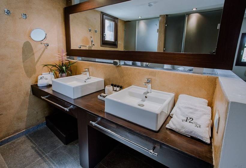 디럭스 스위트, 12 Months Resort & Spa