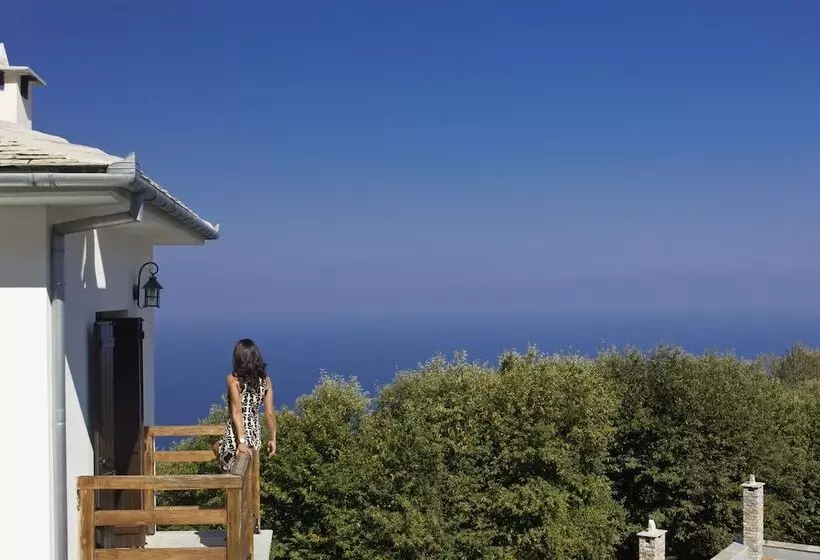 سوییت لوکس, 12 Months Resort & Spa