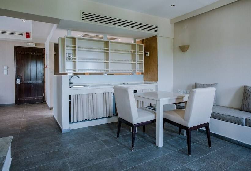 디럭스 스위트, 12 Months Resort & Spa