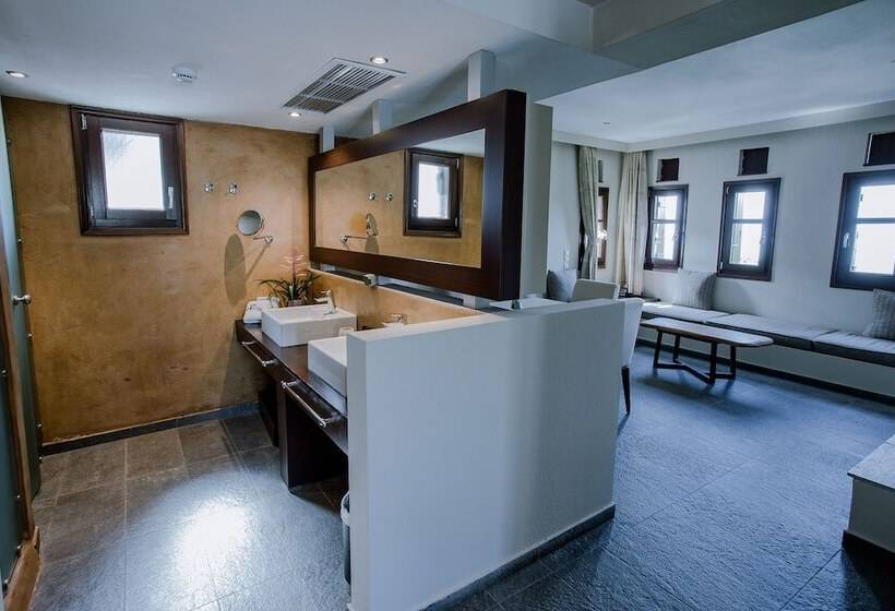 디럭스 스위트, 12 Months Resort & Spa